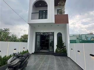 Bán nhà bình chánh 90m2 có sân đậu xe hơi 4m nhà chữ l nở hậu 3pn 2wc 1 trệt 1 lầu tròn 3 tỷ.