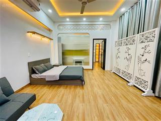 1 phòng ngủ tách bếp, rộng 80m2, nằm ngay mặt tiền nguyễn gia trí, sát bên đh gtvt