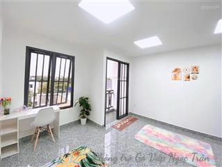 Trống phòng mới xây có ban công thoáng mát