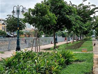 Nhà view đẹp công viên bờ kênh cạnh ba đình, q8, 50m2(nở hậu),đường 5 m, nhỉnh 4 tỷ. .