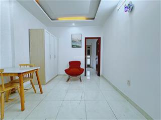 Cho thuê chdv 1pn ban công thoáng mát gần sân bay, ngã tư 7 hiền