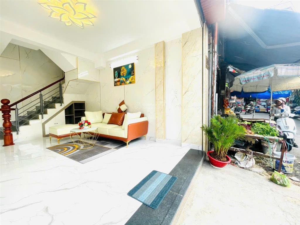 Bán nhà mặt tiền 3 lầu kd đa ngành toạ lạc gần ngay chợ tân sơn