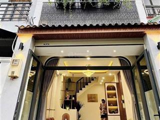 Chính chủ ngộp vốn bán gấp nhà ngay ba vì, phường 15, quận 10 giá6tỷ010/65m2(4,5x14m)3pnsổ đẹp