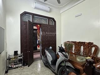 Nhà dân xây chắc chắn giữa trung tâm cầu giấy