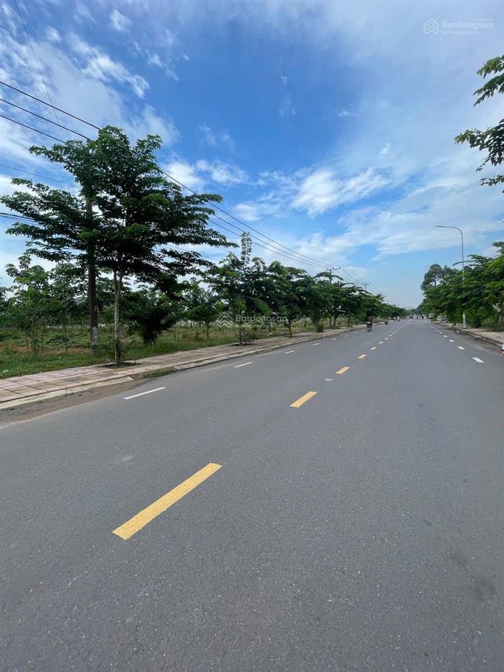 Chính chủ ra gấp lô đất đối diện biệt thự, 95m2 giá 2tỷ4 , gần trường học, pháp lý chuẩn
