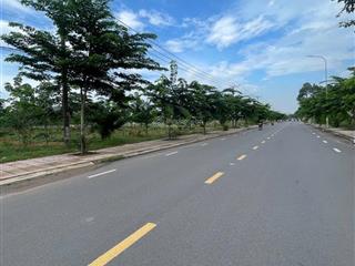 Cắt lỗ 20%  bán gấp lô 114m2 giá 2tỷ3, đối diện biệt thự, gần trường học, ngay trục lê duẩn