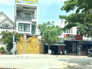 Trước 200m là ql1a, bên phải là kcn, sau là bvqt đang xây. 114m2 vuông vức chị mình bán 2t hơn xí