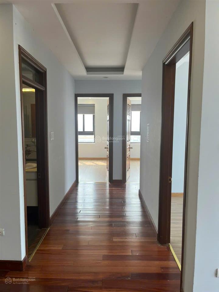 Cho bán căn hộ tại 26 liễu giai căn hộ 2 ngủ, 93m2, giá 10,2 tỷ, căn góc, view hồ tây,