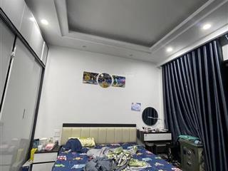 Bán nhà 5tầng đang ở, còn mới, ô tô đỗ cổng, gần mặt phố nguyễn văn cừ  chẵn 7 tỷ