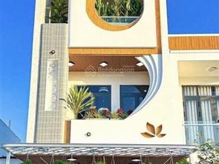 Nhà mới xây xong, chủ không ở nên cần bán lại