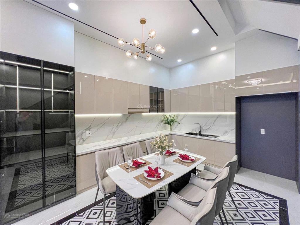 Bán nhà 1 trệt 1 lầu có sân rộng rãi mới xây thủ dầu một, bình dương