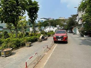Bán nhà phố trạm 38mx5t 6 tỷ. full nội thất, gần phố.