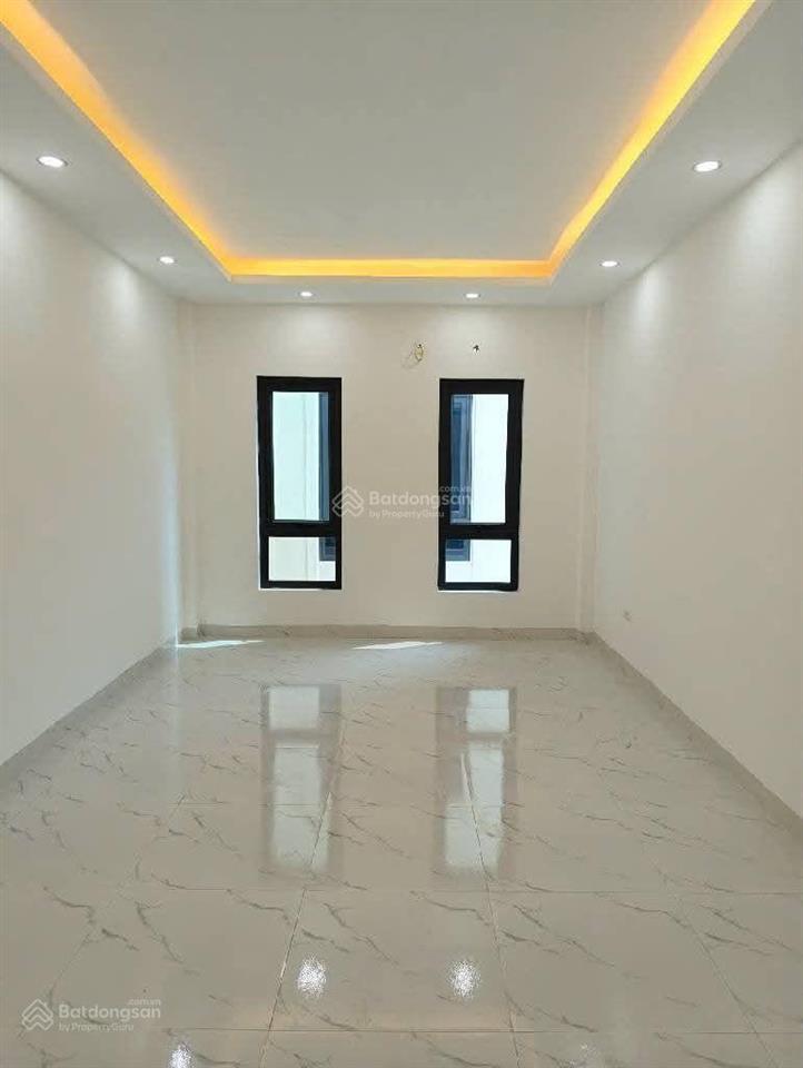 Gia đình cần bán nhà dt 32m2 5 tàng. ngõ rộng ô tô đỗ cửa. chỉ 5ty200