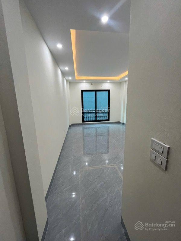 Gia đình cần bán nhà dt 32m2 5 tàng. ngõ rộng ô tô đỗ cửa. chỉ 5ty200