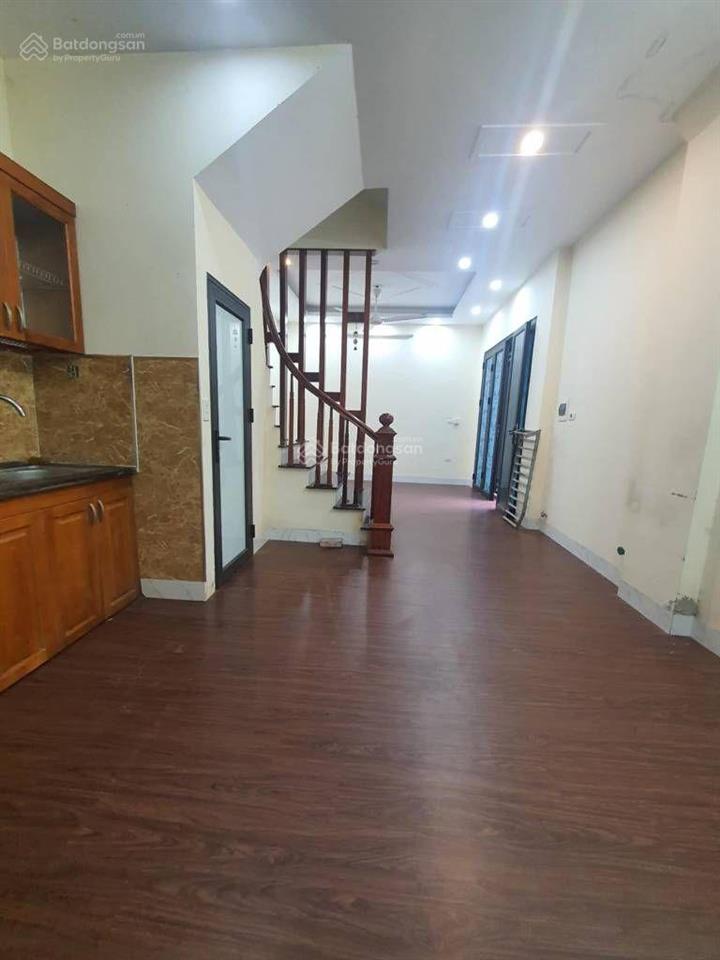 Gia đình cần bán nhà dt 32m2 5 tàng. ngõ rộng ô tô đỗ cửa. chỉ 5ty200