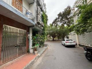 Mặt phố vỉa hè ô tô tải tránh  cạnh hồ điều hoà  vừa ở vừa kinh doanh. mt 5,1m, nhỉnh 10 tỷ