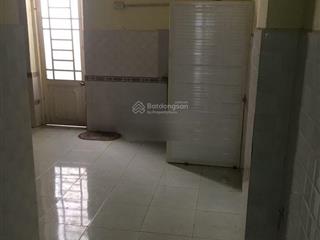 Nhà hbc đường 42, gần chợ, ra đường xe hơi 10m, chủ nhà cần bán, ra phạm văn đồng 10p chạy xe