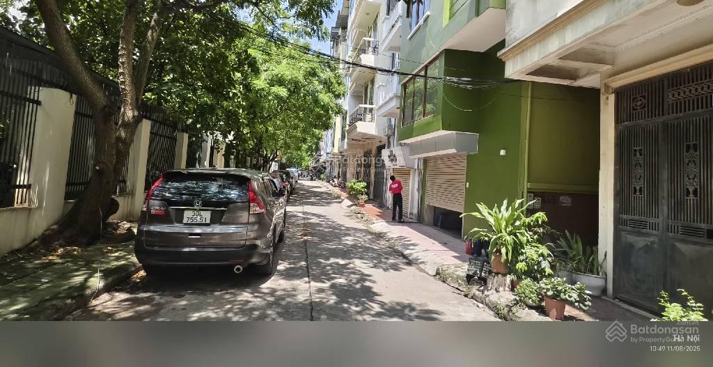 Bán nhà phân lô vip hoàng cầu nhà mới cực đẹp gara ô tô thang máy vỉa hè rộng