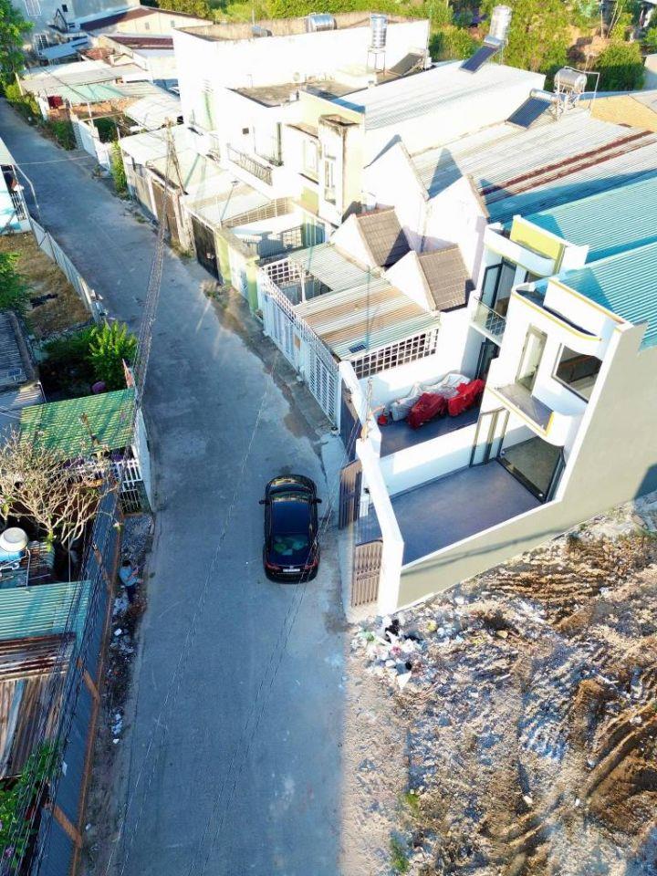 BÁN NHÀ MỚI 100M2 GIÁ 2TY85 GẦN NGUYỄN CHÍ THANH, THỦ DẦU MỘT, ĐƯỜNG XE HƠI, SỔ HỒNG RIÊNG