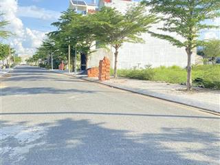 Đất thổ cư 100% đức hòa  đường đang được trải nhựa