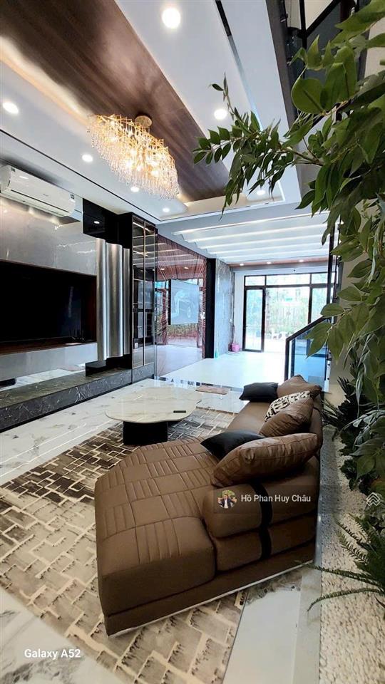 Vip. trung tâm pleiku  kế sân vân động pleiku. trục đường chính