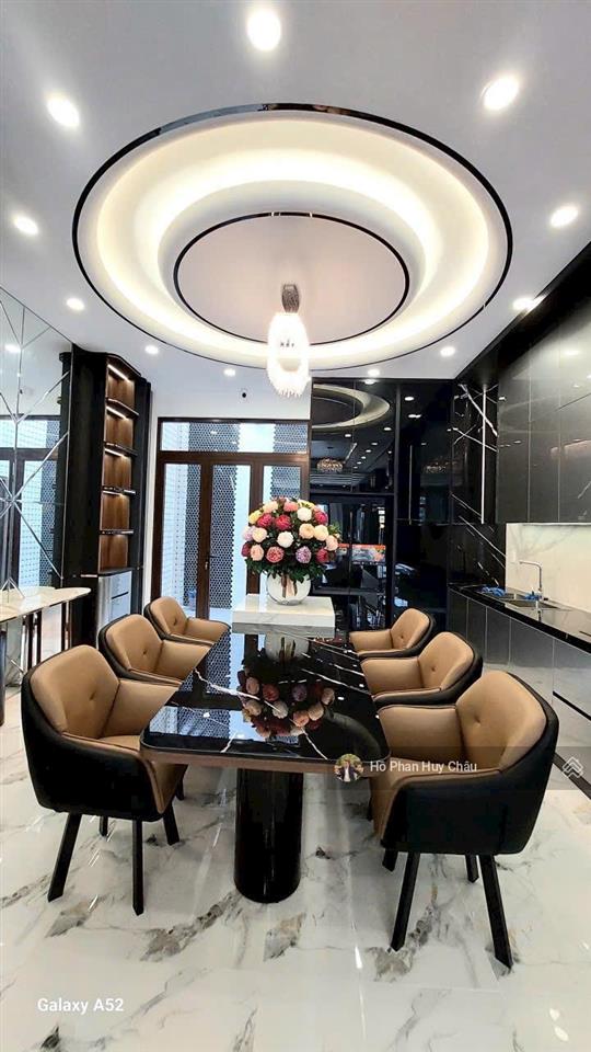 Vip. trung tâm pleiku  kế sân vân động pleiku. trục đường chính