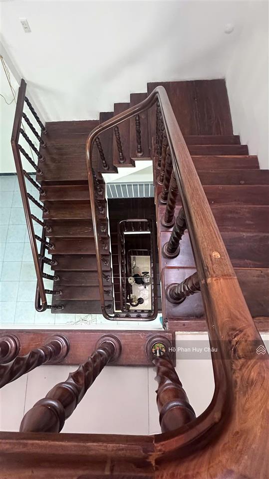 Vip. trung tâm pleiku  kế sân vân động pleiku. trục đường chính