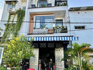 Nhà mới, đẹp, đủ tiện ích, có nước nóng năng lượng mặt trời, rèm, bếp hút mùi