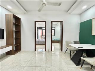 Căn hộ rộng rãi 2pn, 1pk, có ban công thoáng mát, máy giặt riêng, ngay sân bay