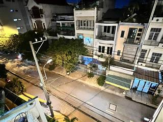 Hàng hiếm, nhà sẵn kết cấu vào ở ngay, sát đại học văn lang, 3 tầng,dt 4x17m giá 10t tỷ tl.