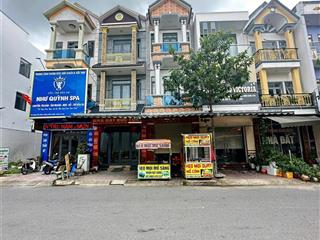 Bán gấp nhà 1 trệt 2 lầu 4pn 3wc trục chính pht8 sát bên trục đường dt743