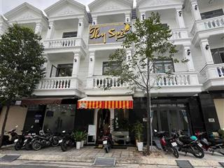 Hạ giá 6tỷ8 còn 6tỷ480 trọn sổ. nhà phố 1 trệt 2 lầu trong kdc đẳng cấp nhất thuận an