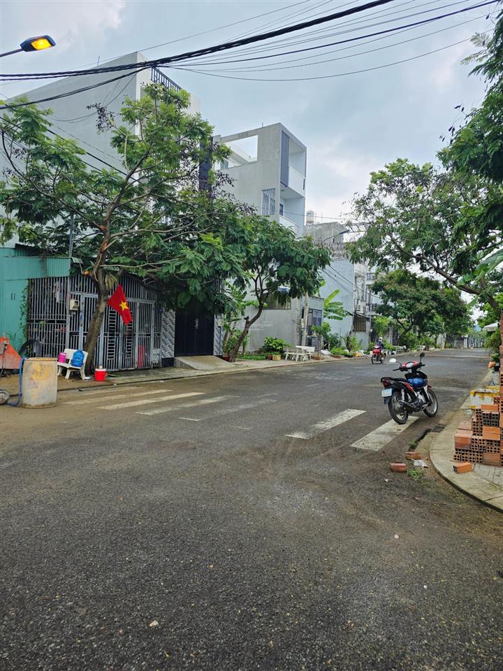 Cực hiếm, lô góc full thổ 110m2, đường 10m thông có vỉa hè chủ giảm chào 100tr còn 4.4 tỷ tl