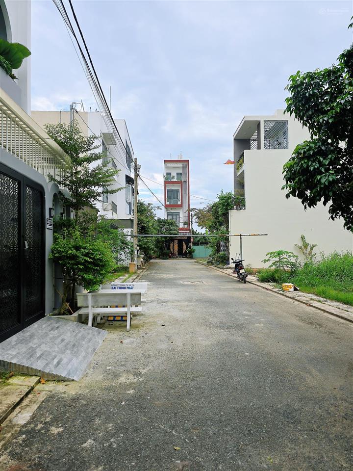 Nhà 1 trệt 2 lầu pháp lý chuẩn, đường rộng xe hơi quay đầu, chủ thiện chí thương lượng