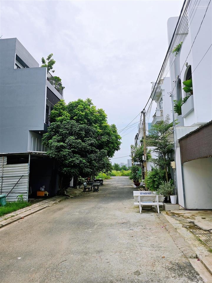 Nhà 1 trệt 2 lầu pháp lý chuẩn, đường rộng xe hơi quay đầu, chủ thiện chí thương lượng