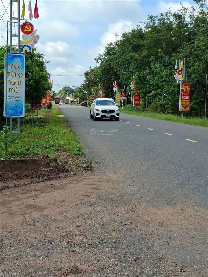 Từ vị trí ra chợ, trường học 1 phút đi xe, dân cư đông