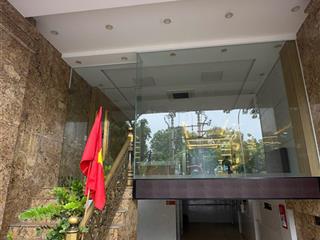 Cho thuê nhà 7 tầng ,tầng hầm ,thang máy ,thông sàn ,sân vườn tầng 7
