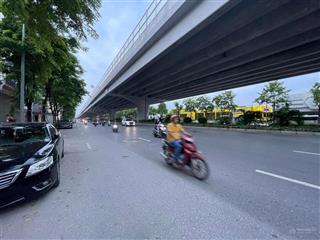 Phạm văn đồng nam từ liêm hn.
+dt 778m
+cấp 4 +mt 17.6
+ giá 310 tỷ siêu phẩm mặt phố phạm