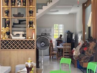 Chính chủ gửi bán  nhà 3 tầng  dt 57 m2 nở hậu nhẹ  nằm ngay khu công nghệ cao q9