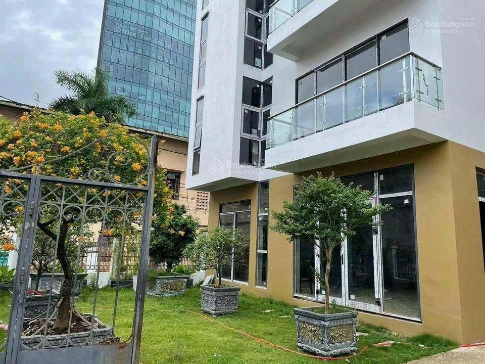 Chính chủ gửi bán biệt thự sân vườn đường phạm văn đồng, đối diện bộ công an, giá 41 tỷ, dt 186m2