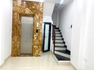 Đội cấn nhà mới koong có thang máy gần ô tô tránh