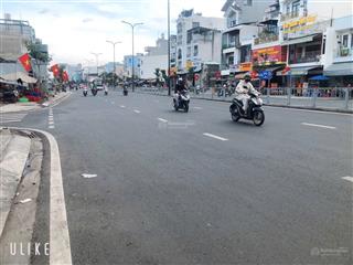 Mặt tiền dương quảng hàm 18x42 nở hậu 21m đúc 2 lầu hiện đang cho thuê cf sâm vườn 5000 đô / 1th