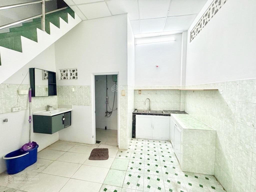 Nhà 2 tầng đường 3/2  quận 11  gần mặt tiền  ngang 4m  giá 4,x t.ỉ