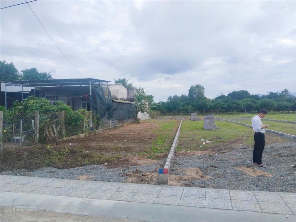 Bán 2 lô suối tân ngay khu dân cư gần kcn suối dầu, ubnd và ca xã, chủ có hỗ trợ vay 3 bên