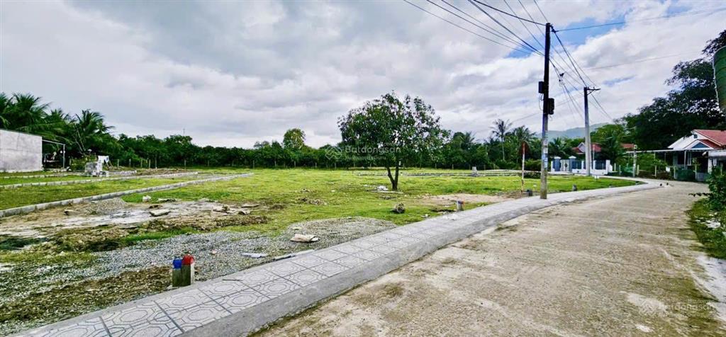 Bán 2 lô suối tân ngay khu dân cư gần kcn suối dầu, ubnd và ca xã, chủ có hỗ trợ vay 3 bên