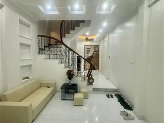 Đường láng  nhà đẹp dân xây  ngõ ba gác  38m2 x 5 tầng  50m ra phố.
