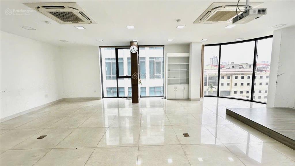 Toà building trung hoà , dt 105m x 8t , 1 hầm , mt 7,4m , thang máy, pccc, vỉa hè đá bóng, dt 205tr