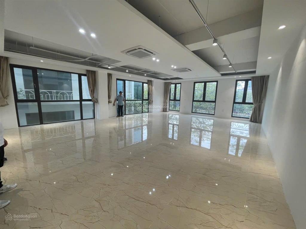 Toà building trung hoà , dt 105m x 8t , 1 hầm , mt 7,4m , thang máy, pccc, vỉa hè đá bóng, dt 205tr