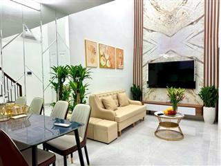 Bán gấp nhà đẹp trung tâm khu thái thịnh. dt 31m giá 5 tỷ 8