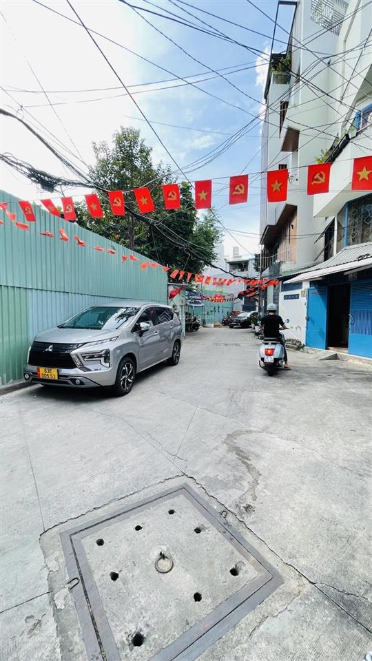 Nhà góc 2 mặt hẻm, trước nhà 3m, cách hẻm xe hơi chỉ 10m di chuyển quá thuận tiện